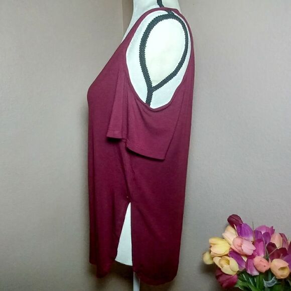 Love Fire Burgundy cold shoulder blouse Size L - Picture 2 of 7